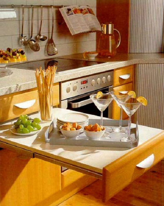 Просто отличное решение создать оригинальный кухонный стол, что привнесет в атмосферу комфорт