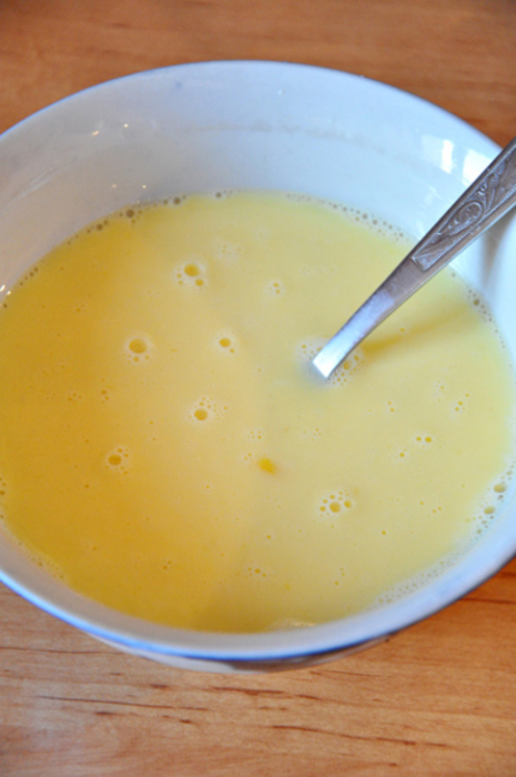 Взбить яйца с молоком и щепоткой соли