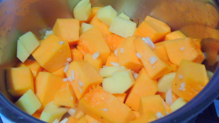 Очистить и нарезать тыкву и картофель кубиками