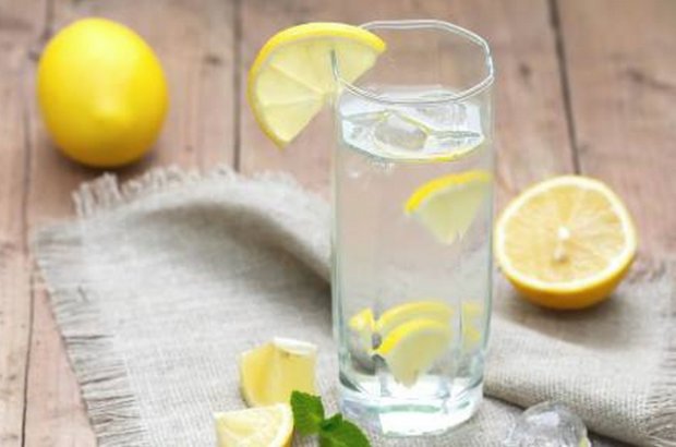 Выпиваем стакан воды с лимоном