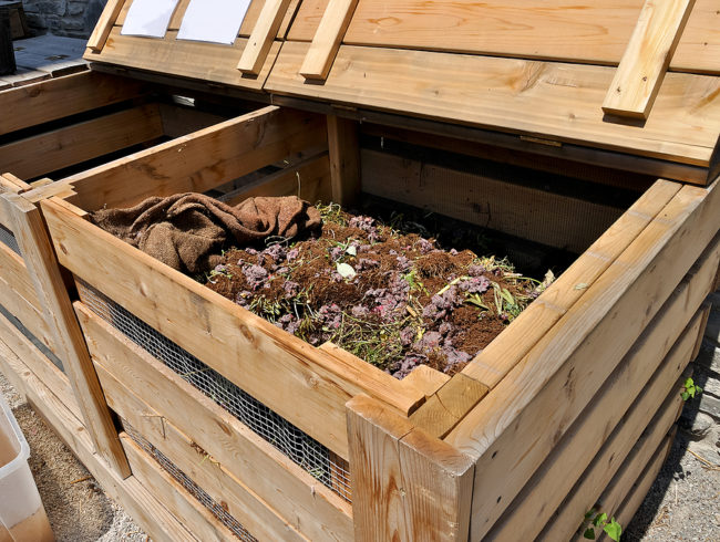 Деревянный ящик для подготовки компоста на загородном участке