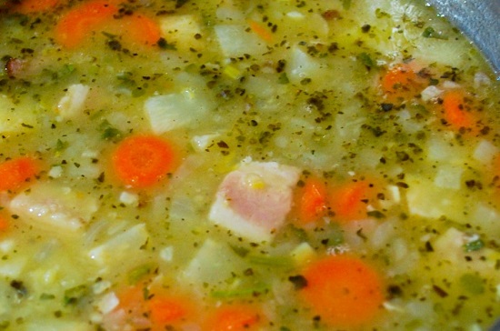 Гороховый суп - с копчеными ребрышками и сельдереем